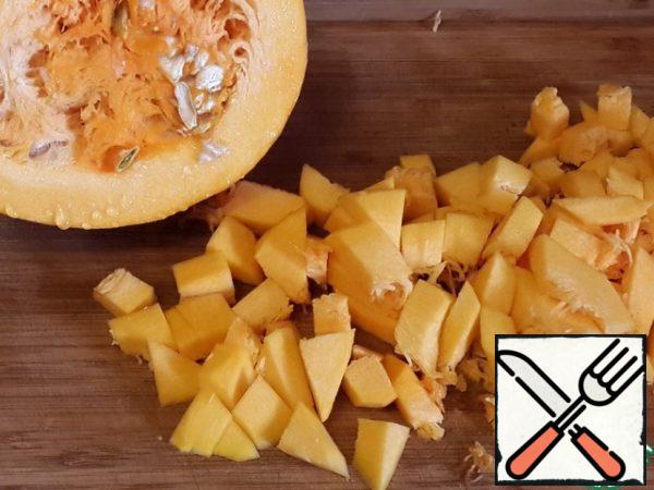 Also cut the pumpkin into cubes.
Send the celery and pumpkin to the frying pan with the onion and fry a little.