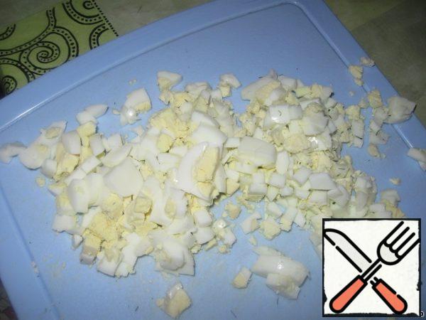 Cut the eggs into cubes.

