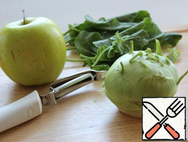 Wash the apple and kohlrabi, set aside the young leaves.
