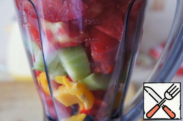 Put the remaining vegetables in a blender. To make a puree.
