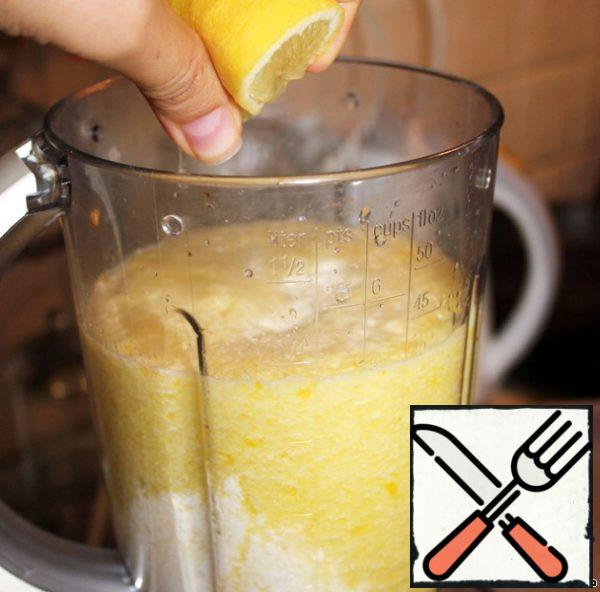 Beat the melon, pepper and celery with a mixer until smooth. Add the juice of half a lemon, wine and cream, whisk everything again, season with salt and pepper to taste.
