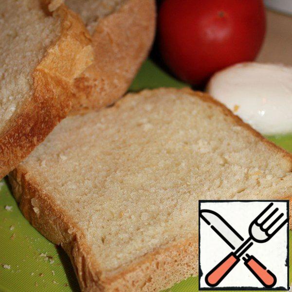 Prepare the bruschetta:
the finished bread is cut into slices and sent to a dry frying pan or oven.