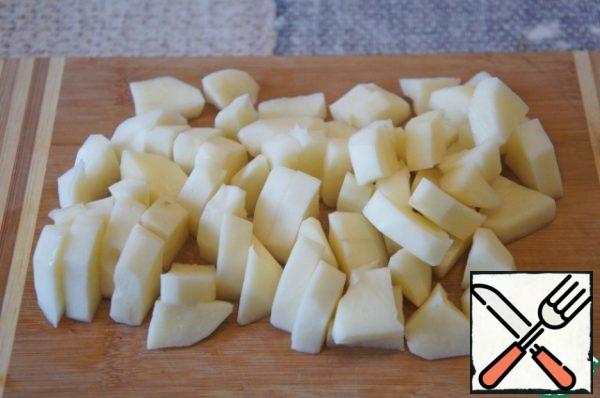 Peel the potatoes and cut into slices.