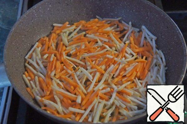 Carrots, celery and pepper peel and chop sticks. Finely chop the onion. In vegetable oil fry onions until transparent, add carrots and celery, fry until soft.