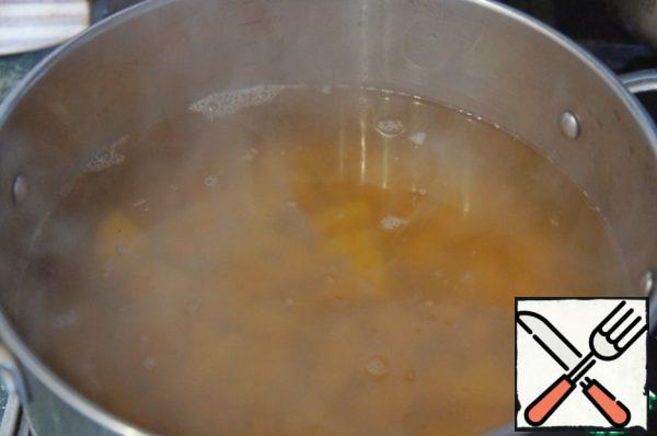 Bring the broth to a boil, add the potatoes and cook until soft.
