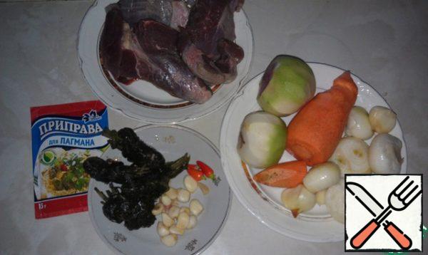 Here are our products: cut the meat into cubes or finely cut into strips, cut the onion into half rings, grate carrots and radishes on a Korean grater.

