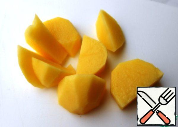 Peel the potatoes and cut them into slices.
