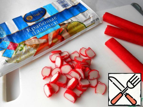 Cut the crab sticks, leaving a few pieces for decoration.
