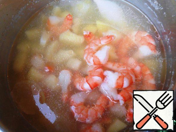 Drain the broth, onion can be discarded (but I left), add potatoes to the broth and cook until it is ready. Then add shrimp, bring to a boil and cook for 1 minute. Pull out a few pieces of shrimp for decoration.