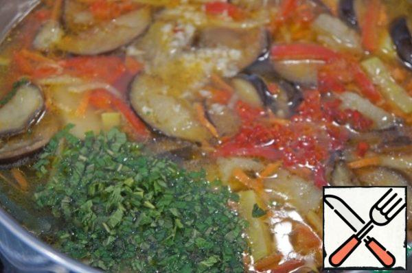 Turn off the heat, add chopped garlic, chili pepper and crushed mint, cover and let the soup brew.