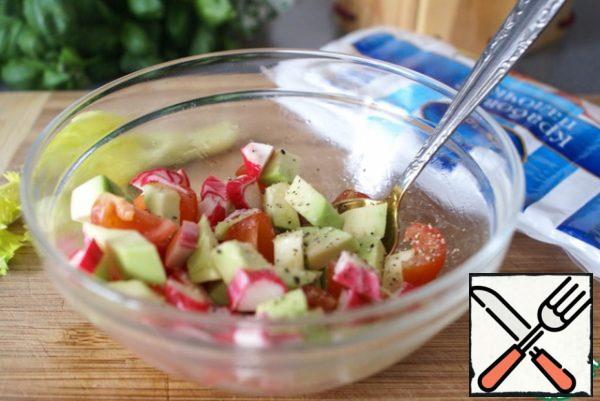 Mix the salad in a bowl, seasoning it with olive oil, lemon juice, salt and pepper to taste.
