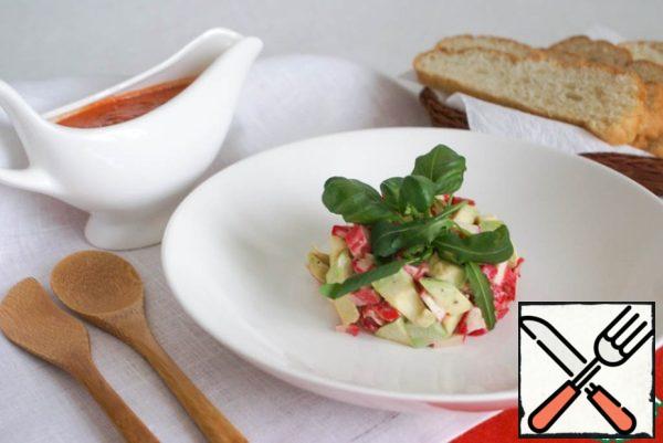 Using a serving ring, place the salad in the middle of the plate and garnish with herbs on top. In this form, the salad is served on the table with chilled soup.
