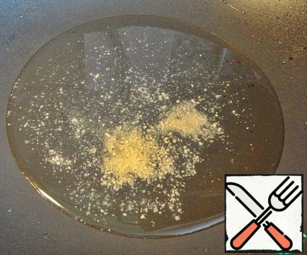Put a pot of broth on the fire. I have a frying pan and water with dry soup.

