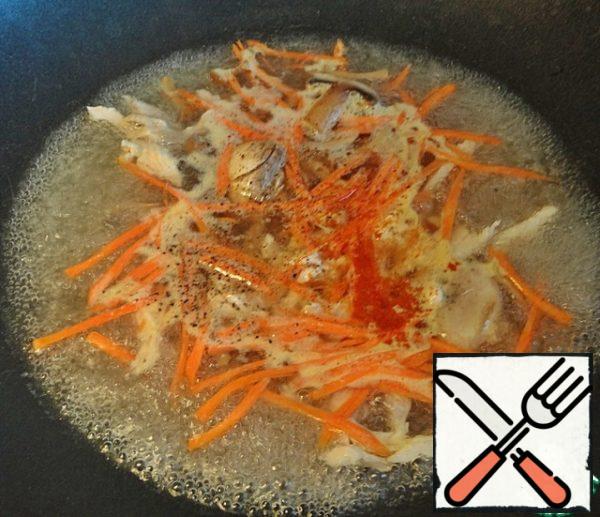 Chicken breast cut into strips, carrots too long, thin straw. Mushrooms cut into plates. To put all this into the boiling broth, add vinegar, add black and red pepper, reduce the heat and simmer for 6-8 minutes.
