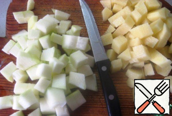 Put the water on the fire, bring to a boil.
Wash and peel the vegetables.
Cut potatoes and zucchini into cubes (approximately the same size).
As soon as the water boils, add the potatoes.