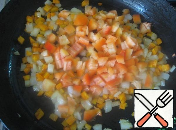 To the onions and carrots to send the chopped pepper. Fry for another 2-3 minutes. Remove from the heat.
