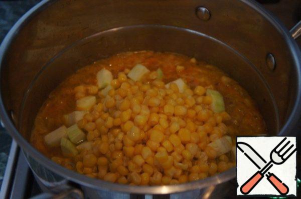 Then add the pumpkin and corn (3-4 tablespoons, left for garnish) along with the liquid. Bring to a boil and cook over low heat until the vegetables are soft.
