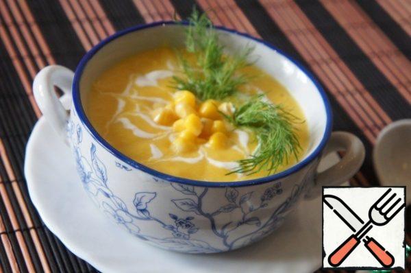 Pour the finished soup on plates, add 1 tbsp.l. corn, garnish with sour cream and herbs.