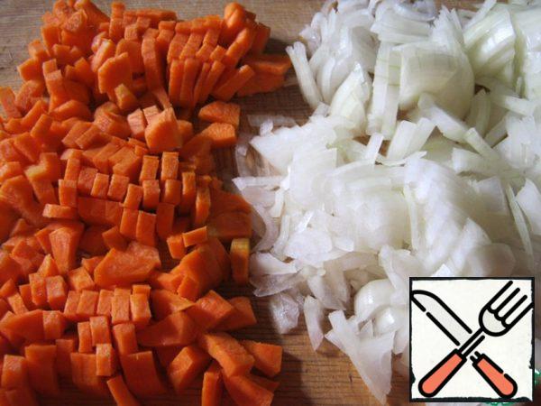 Onions and carrots cut into small cubes. Onions and carrots throw to the meat, reduce the fire to a minimum and simmer.