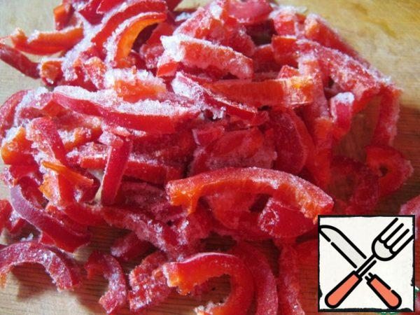 Red bell pepper also cut into cubes. Now unfortunately out of season, I use frozen peppers. But you can use pickled harvested in the winter pepper. Throw in the cauldron, stew.