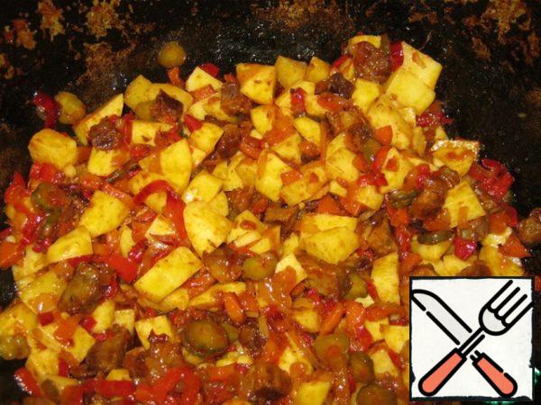 Cut potatoes into cubes, add to the cauldron. Fry for 5 minutes.