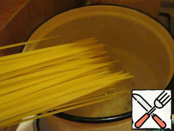 Meanwhile, boil the pasta according to the instructions. If necessary, rinse the pasta, put it in a deep bowl. We pour out our rich soup. Enjoy your meal.