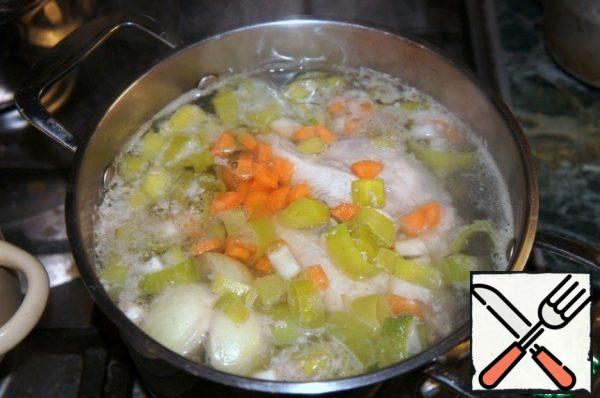 Prepare chicken broth: 2 liters of water, 1 chicken breast, 1 small onion, a light green part of a leek stalk, 1/2 carrot, a piece of celery root.
Rinse the brisket, pour cold water and put it on fire. Add the vegetables cut into small pieces, bring to a boil, cook on low heat for 30-40 minutes.