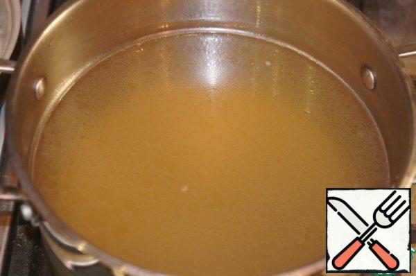 Remove the breast and vegetables from the finished broth, squeeze and discard.Cut the meat and set it aside, covering it with a film.
