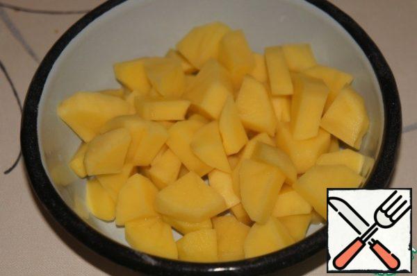 Cut the potatoes into cubes or slices.
