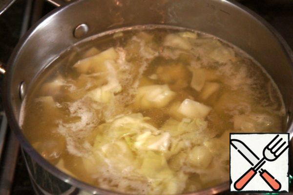 Sprinkle the potatoes, bring to a boil again, add salt.
