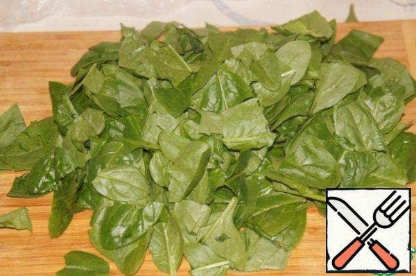 Sort the spinach and rinse gently under running water. Shake off the water.
