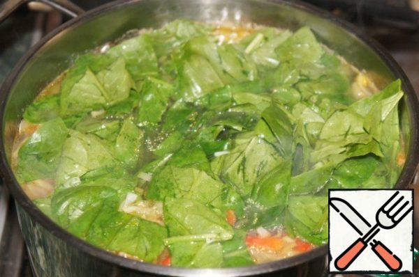 Add spinach to the soup, add bay leaf.