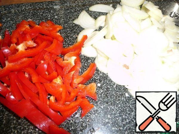 The pepper in small strips and the onion into half-rings (pieces)