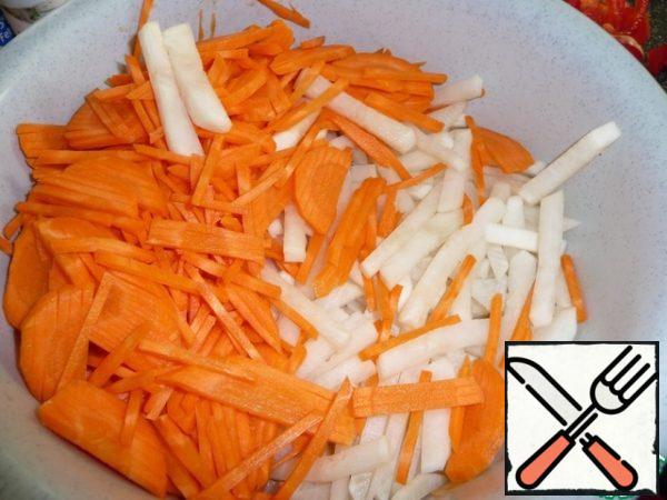 Cut into strips of carrot, radish (here on the grater for vegetables).