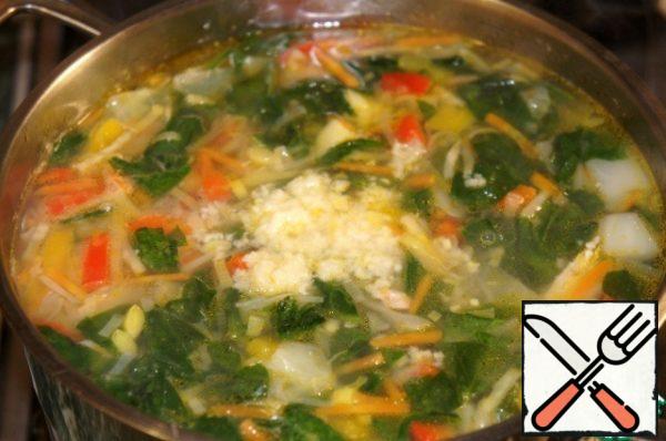 Turn off the heat, add chopped garlic, let the soup stand under the lid for 10 minutes.