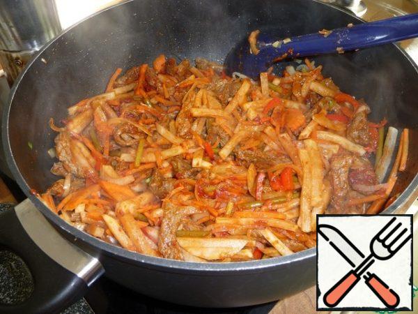 Add garlic arrows, pickled pepper, jujube, tomato paste, overcook.
