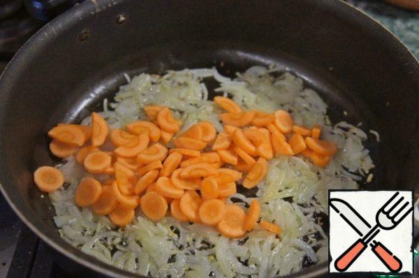Half the oil to heat in a deep saucepan and fry onions until Golden, add carrots and sauté 3 minutes.