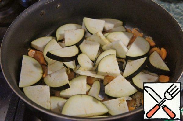 Then pour in the remaining oil, add the eggplant.
