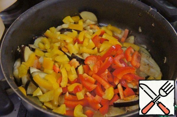 And bell peppers and continue frying for 4-5 minutes.