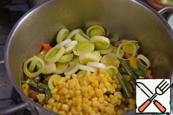 Put the vegetable mixture in a saucepan, add corn and leeks.
