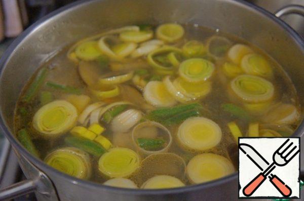 Pour 2 liters of boiling water or vegetable broth, bring to a boil.
