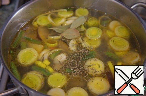 Add salt and pepper to taste, add thyme and cook over low heat until tender, about 10 minutes. 2-3 minutes before cooking, put a few leaves of bay leaf.
