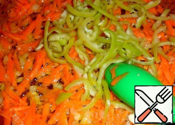 Finely chop the onion, grate the carrots on a grater, slice the pepper into strips. All in turn add to a pan with hot oil and fry.