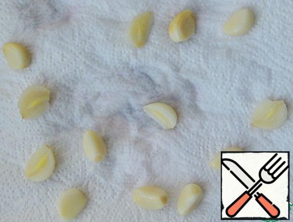 Dry the garlic on a paper towel.