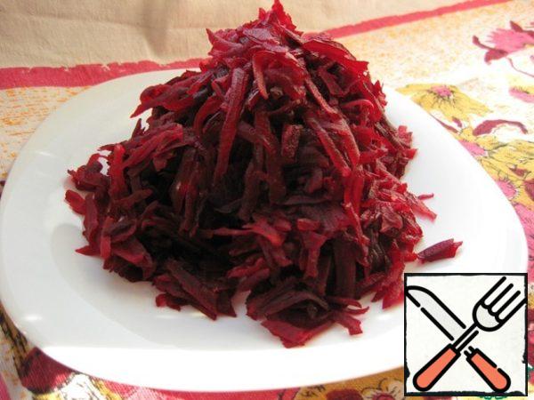 Boil the beets. Peel and grate on a coarse grater.