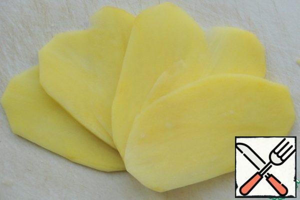 Make vegetable chips. 1 slice potatoes as thin as possible (it is convenient to use a slicer).