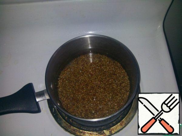 Boil the buckwheat until half cooked.
