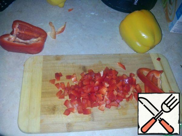 Peel the sweet pepper from the stalk and seeds. And grating.
