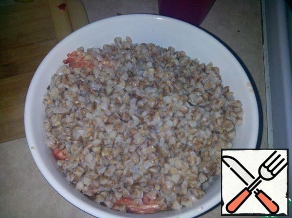 Now add the pre-boiled buckwheat and spices to the mixture. Knead everything well with your hands.
