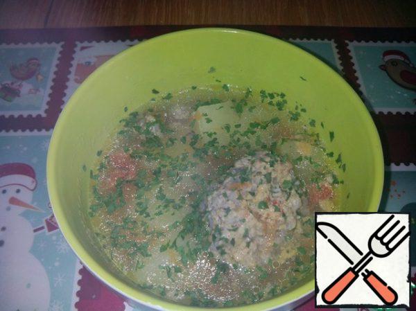 Next, put boiled potatoes and carrots, grated on a grater;
once the water boils, add meatballs as you want. Ready.